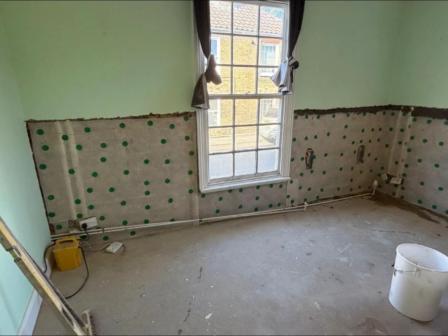 Damp proof membrane fixed — Mesh membrane installed and plug-fixed to isolate the wall and stop moisture tracking through.